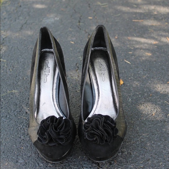 Size 9 women’s heals - Picture 2 of 4